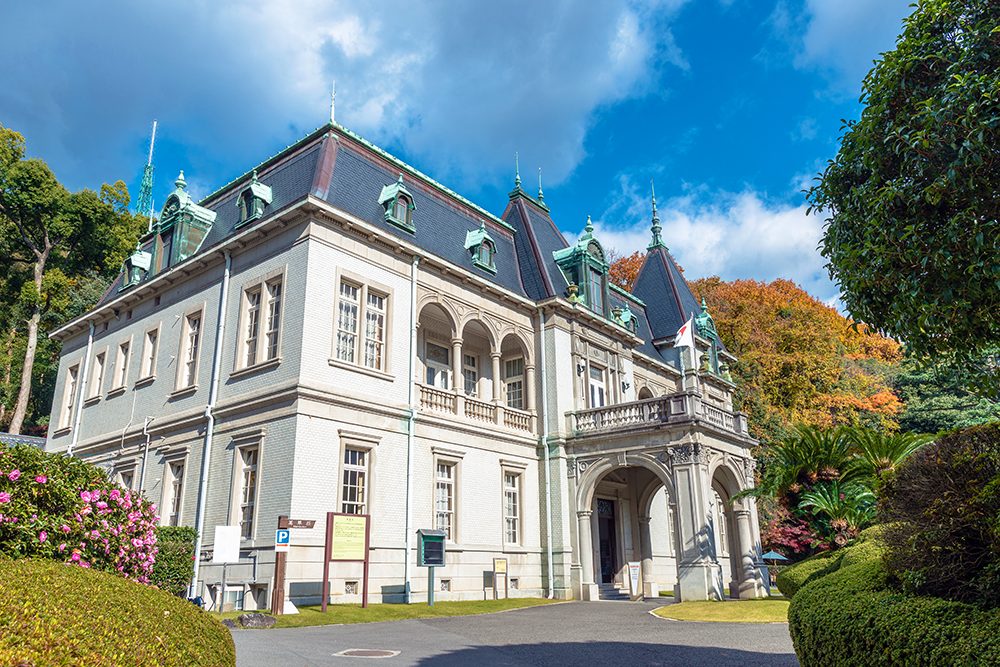 花と音楽の共演の会場|重要文化財・萬翠荘の正面外観(愛媛県松山市)
