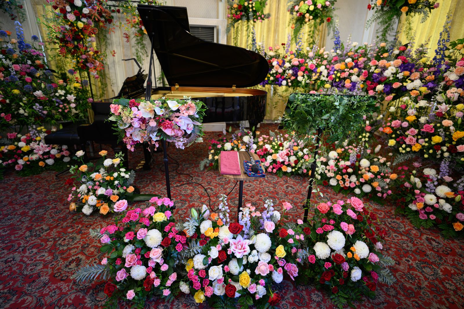 花と音楽の共演 会場の様子|フラワーデザインの花のステージ(2026年7月 萬翠荘・愛媛県松山市)